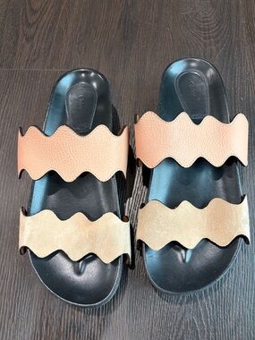 Chloe Wavy Two-Band Slide Sandals in Black and Tan